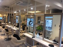 美容室 ラカリテ(LA QUALITE)の雰囲気（木目を基調とした広々とした店内♪）