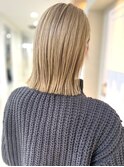 切りっぱなしボブ×プラチナブロンド×ストレートスタイリング