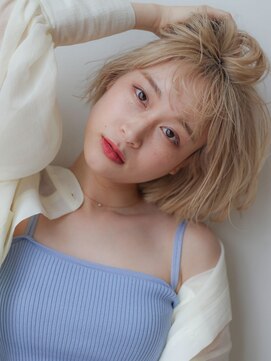 ヴィヴィ(VIVIE) ダブルカラーケアブリーチホワイトシルバーヘア切りっぱミニボブ