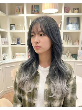 ハーツオオサカ(HE:ARTS OSAKA) 陰影引き立つブラックシルバーロング