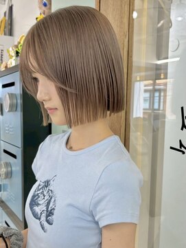 ヒビヲ(HIBIO) タッセルボブ切りっぱなしボブ外ハネボブベージュダブルカラー