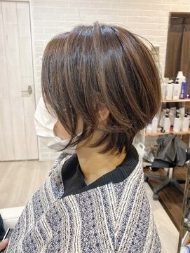 シェノン(Chainon) 『ちょこっとウルフな大人ショートボブ』