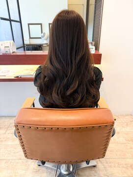 マーリャヘアー(mallia hair) やわらかい質感のウェーブ×艶カラー