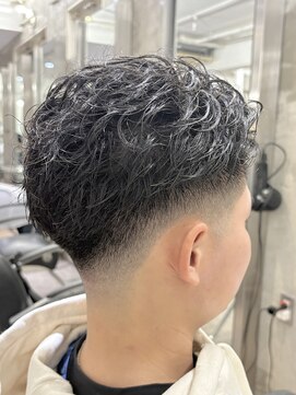 オーシャントーキョー ホワイト 原宿(OCEAN TOKYO WHITE) 黒髪ミドルフェードスパイラルパーマアップバング