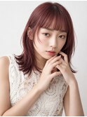 透け感レッドブラウン×くびれミディで大人かわいいスタイル
