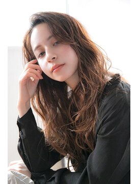 エム(EM) かきあげ前髪ウェーブロングスタイル