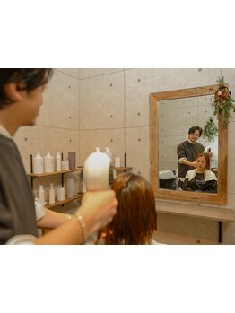 【完全個室で静かな自分時間】ファーストクラスの上質空間でこだわりの技術を。髪も心も癒されてキレイに。