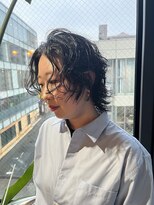 ビハインドザカーテン(BEHIND THE CURTAIN)&nbsp;くせ毛を活かしたミディアムレイヤーウルフカット
