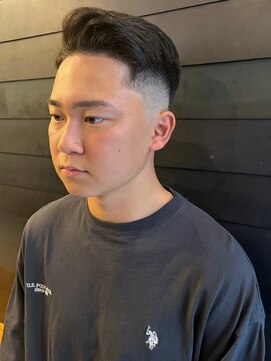 ディスイズバーバーセカンド(THIS IS BARBER 2nd) フェードカット　七三分け　アップバング　毛流れパーマ