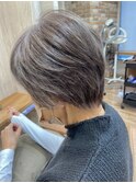 白髪を活かした透明感カラーとショートデザイン！