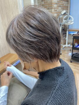 ヴィサージュクルー(VISAGE crew) 白髪を活かした透明感カラーとショートデザイン!