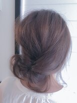 ワンバイワン(ONE BY ONE)&nbsp;アッシュベージュで後れ毛ラフアレンジ
