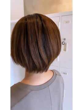 丸みショートボブ×艶ブラウン｜小顔くびれヘア【EDGE】