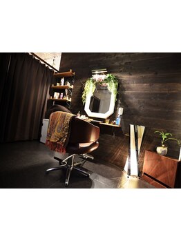 完全プライベートな癒やし空間。美容室の時間を＜自分へのご褒美＞に贅沢に使いたい方、ぜひご利用下さい。