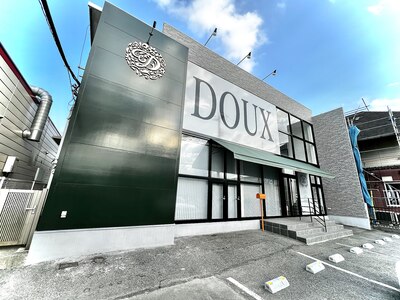 大きな【DOUX】のロゴが目印！！