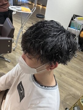 エヌプラス(N+) 刈り上げセンターパートサーフカールブルーブラッフェザーパーマ