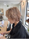 大人かわいいブリーチハイトーンゆるふわパーマショートボブ