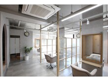 スリーユニークヘアー(3uniQ hair)の雰囲気（こだわりのインテリアで上質な空間に）