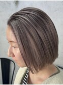 レイヤーボブハイライトブリーチレイヤーハイトーングレージュ