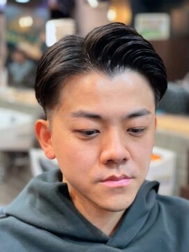 クラシコ(CLASSICO) センターパート　七三分け　フェード　ビジネスバーバー