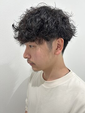 ヒュイル バイ ニアウ(Hwyl by Niau) メンズマッシュパーマ波巻スパイラルパーマニュアンスパーマ眉毛