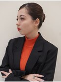 シンプルでタイトなアップスタイル