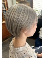 アイム(I&M)&nbsp;ホワイトシルバー×ハンサムショート