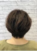 ボリュームのあるショートレイヤースタイル