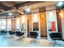 【 空間 】ブラウンの柔らかい色合いが落ち着く♪ビル4階の開放感ある明るい設計です！