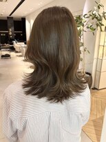 ステア ケース(stair case)&nbsp;ミディアムレイヤーカットくびれヘアオリーブカラー