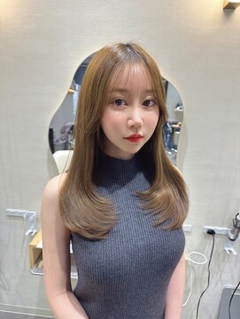 ロエ(LOE) ミディアムレイヤーアッシュベージュ顔まわりレイヤーカット