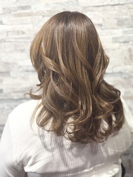 傷ませないハイトーン×ロング 艶ゆる巻き美髪スタイル