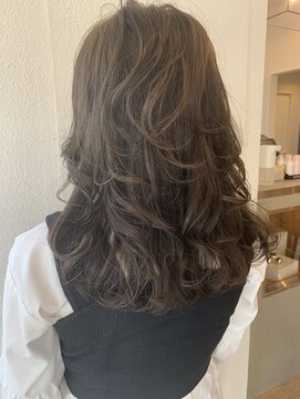 クマ(kuma.) ノーブリーチカラー/ミディアムヘア/ゆるウェーブ