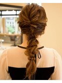 ロングヘアに人気！『編みおろしヘアアレンジ』