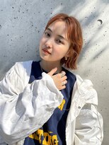 シーム(SEAM) センターパートのニュアンスボブ×ピュアオレンジ