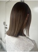 ナチュラルベージュカラー切りっぱなしロブヘア