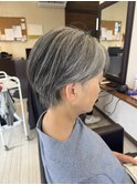 ショート・ツーブロック・グレイヘア・クセ毛