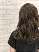 透明感をまとうアッシュブラウンのロングヘア