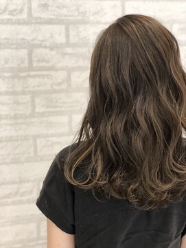 アヴァンス アリオ鳳店(AVANCE) 透明感をまとうアッシュブラウンのロングヘア