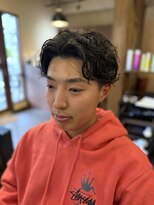 クラッキ ヘアークリエイション(CRAQUE hair creation)&nbsp;波巻きセンターパートメンズパーマスタイル