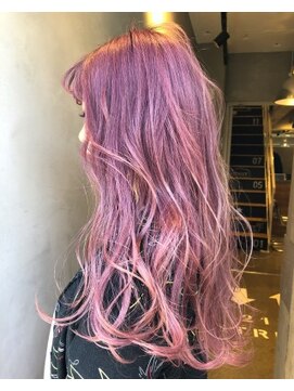 ジーナ(XENA) カラーでピンクヘアー