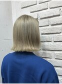 ホワイトカラーブロンドぱつっとボブ切りっぱなしボブハイトーン