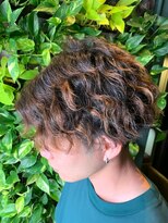 ミスグランディーヴィラス(Miss Grandee VILLAS) センターパートツイストスパイラルパーマツーブロック刈り上げ