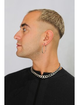 カーウォッシュバーバー(CARWASH BARBER) ベリーショートスキンフェードハイトーンバーバースタイル