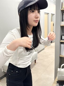 カミエ(kamie) セミロングのグレージュ。上質な透明感を引き出すカラー