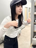 カミエ(kamie) セミロングのグレージュ。上質な透明感を引き出すカラー