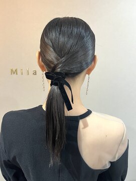ミラ(Mila) セミロング★ツヤツヤタイトポニー ベロアリボン