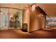 ヘアサロン大野 都ホテル店の雰囲気（ホテルの一角にある洗練された理容室の入り口。ドアを開ければ）