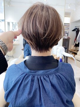 アンド ストーリーズ(&STORIES) 大人可愛い前髪ありひし形マッシュショートボブマロンベージュ