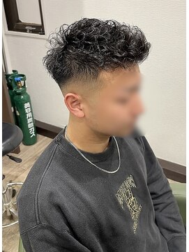 ラスター(LUSTER) スキンフェードonパーマ　アップバング仕上げ